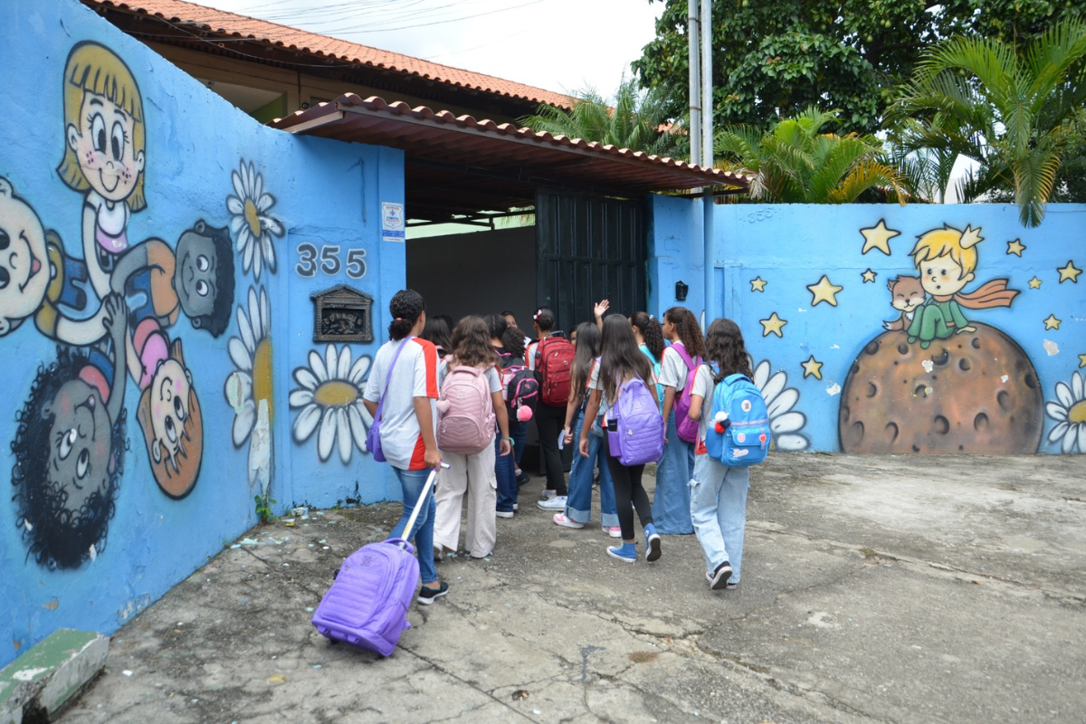 Betim vai fornecer uniformes e kits de material escolar para 61 mil ...